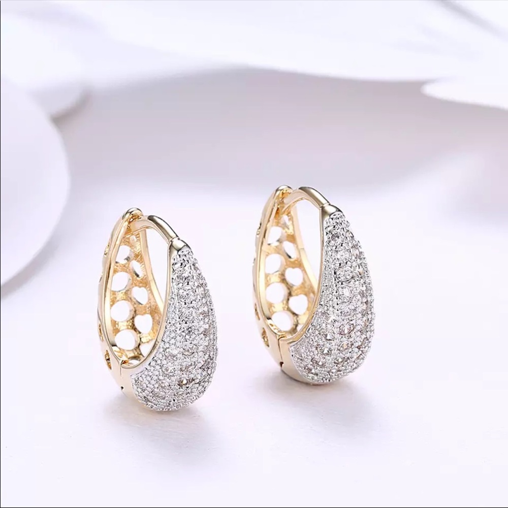 New 18K Gold Plated Hoop Earrings - Picture 2 of 6
